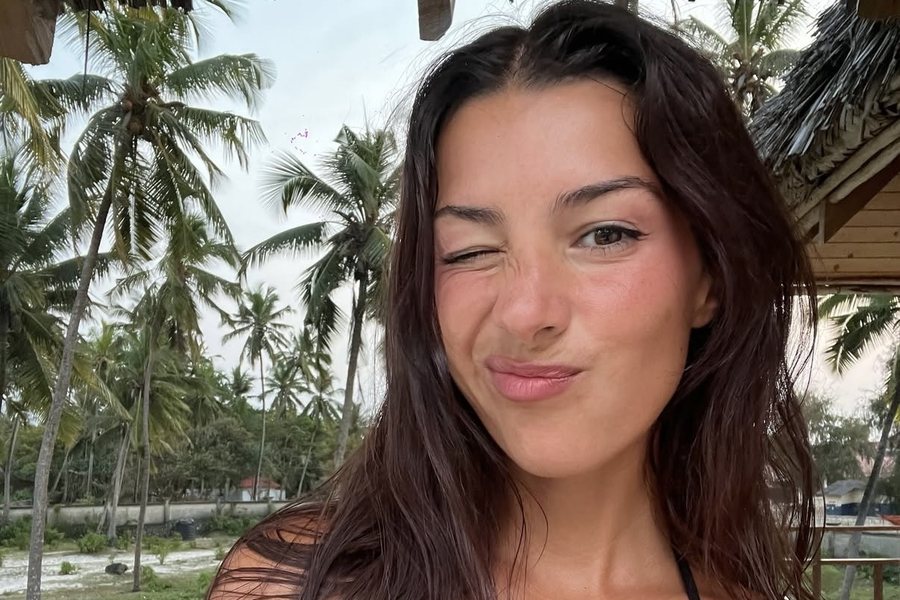 Ginevra si fa un selfie fra le palme, in canotta nera, con un occhiolino